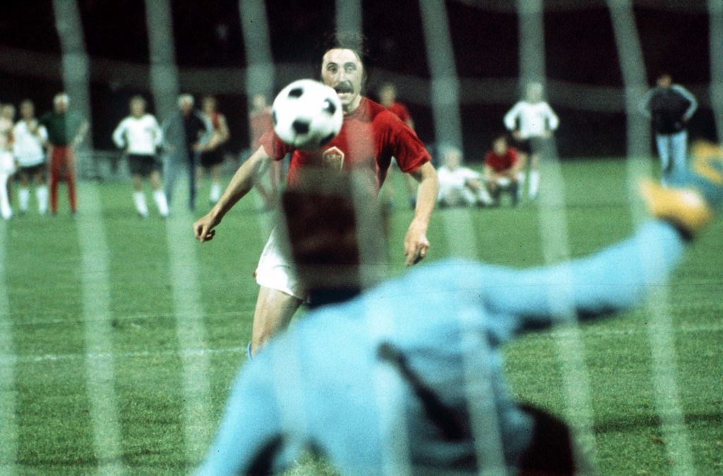 Antonín Panenka lanzando el penalti definitivo en la Eurocopa 1976 - Odio Eterno Al Fútbol Moderno 