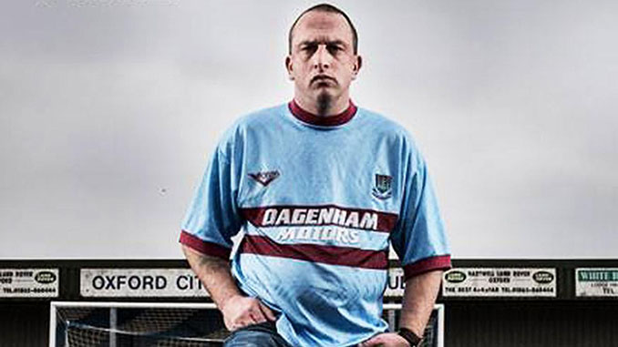 Steve Davies "Tittyshev" con la camiseta del West Ham en 2015 - Odio Eterno Al Fútbol Moderno