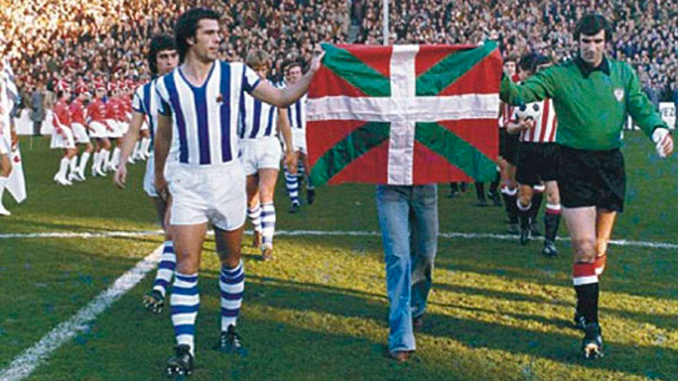 Iribar y Kortabarria portando la ikurriña en el derbi vasco - Odio Eterno Al Fútbol Moderno