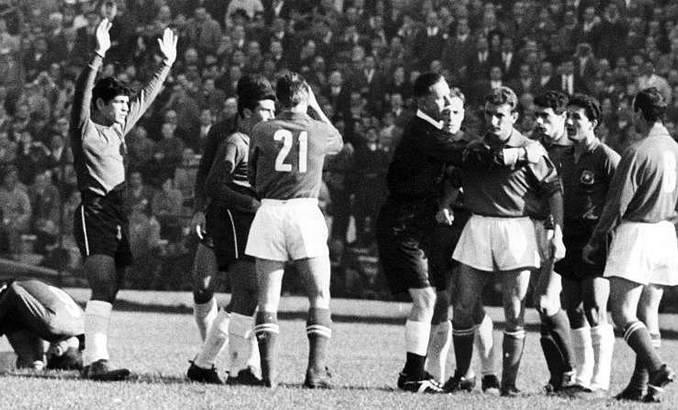 Ken Aston fue el colegiado del partido conocido como la "Batalla de Santiago" - Odio Eterno Al Fútbol Moderno