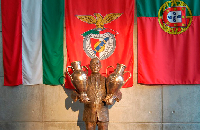 Una estatua de Bela Guttmann preside las afueras del Estadio da Luz - Odio Eterno Al Fútbol Moderno