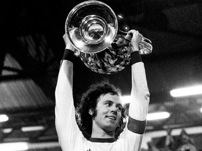 Franz Beckenbauer levantando la Copa de Europa - Odio Eterno Al Fútbol Moderno
