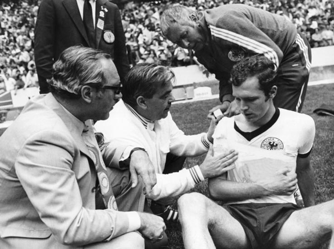 Franz Beckenbauer en el momento que le vendaban el brazo - Odio Eterno Al Fútbol Moderno