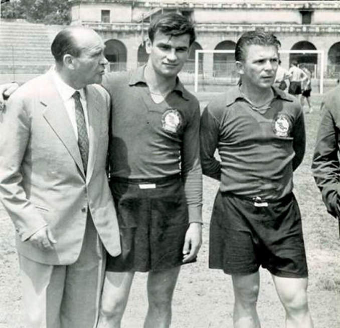 Bela Guttmann junto a Sandor Kocsis y Ferenc Puskas - Odio Eterno Al Fútbol Moderno