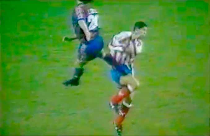 Momento en el que Couto pisa a Simeone en el muslo - Odio Eterno Al Fútbol Moderno 