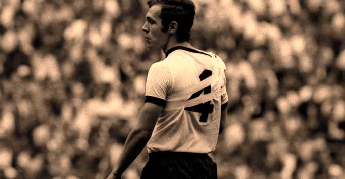 Franz Beckenbauer aguantó el dolor estoicamente sobre el césped - Odio Eterno Al Fútbol Moderno
