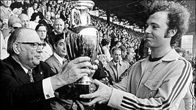 Franz Beckenbauer recibiendo el trofeo de la Eurocopa en 1972 - Odio Eterno Al Fútbol Moderno