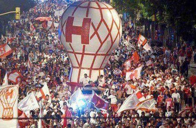 El globo aerostático es el símbolo de la hinchada de Club Atlético Huracán - Odio Eterno Al Fútbol Moderno