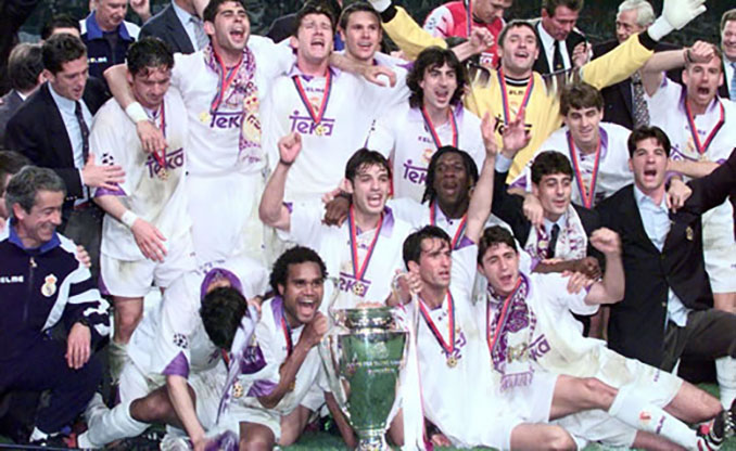 Los jugadores del Real Madrid posando con "La Séptima" - Odio Eterno Al Fútbol Moderno