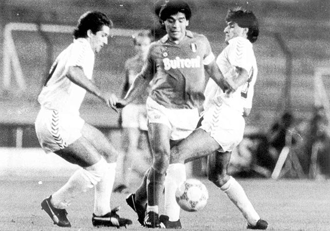 Chendo y Michel pugnan con Maradona - Odio Eterno Al Fútbol Moderno