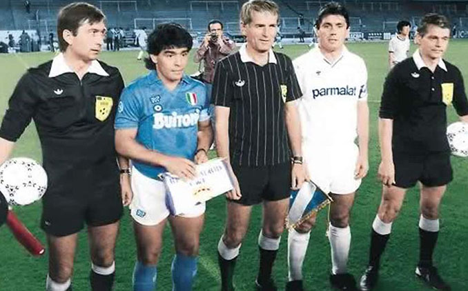 Maradona y Santillana en los prolegómenos del partido del silencio - Odio Eterno Al Fútbol Moderno