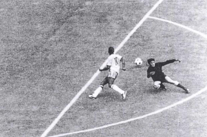 Pelé vs Mazurkiewicz, el "no gol" más famoso de la historia - Odio Eterno Al Fútbol Moderno