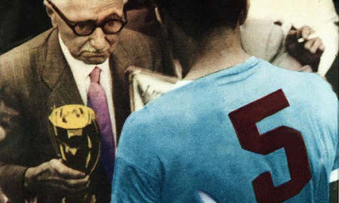 Jules Rimet entregando la copa a Obdulio Varela - Odio Eterno Al Fútbol Moderno