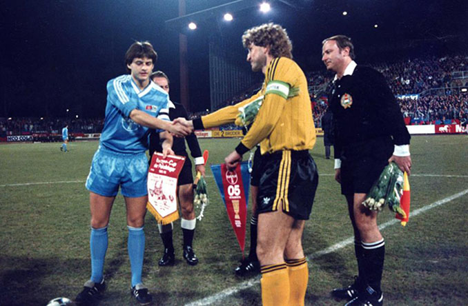 Prolegómenos del encuentro entre Bayer Uerdingen y Dinamo Dresde del 19 de marzo de 1986 -Odio Eterno Al Fútbol Moderno