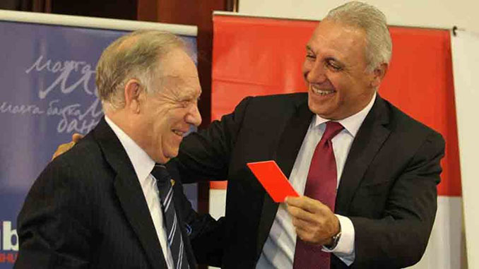 Stoichkov muestra una tarjeta roja Urizar Azpitarte - Odio Eterno Al Fútbol Moderno