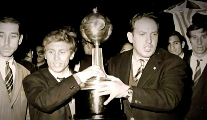 Zubeldía y los jugadores de Estudiantes con la Copa Libertadores de 1968 - Odio Eterno Al Fútbol Moderno