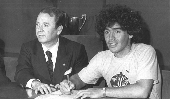 Maradona firmando su contrato en el FC Barcelona junto a Núñez - Odio Eterno Al Fútbol Moderno
