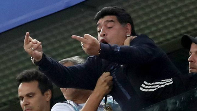 Maradona haciendo gestos poco decorosos desde el palco - Odio Eterno Al Fútbol Moderno
