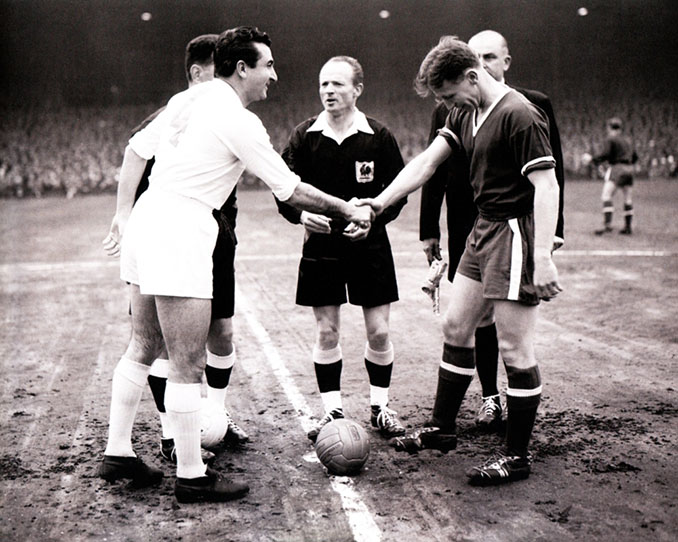 Miguel Muñoz y Duncan Edwards antes del Manchester United vs Real Madrid de 1957 - Odio Eterno Al Fútbol Moderno