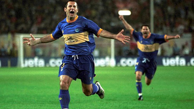Javi Moreno celebrando un gol en la final de la UEFA de 2001 - Odio Eterno Al Fútbol Moderno 
