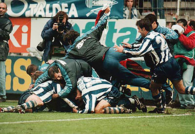 Jugadores del Deportivo Alavés celebrando el ascenso en la 1997-1998 - Odio Eterno Al Fútbol Moderno 