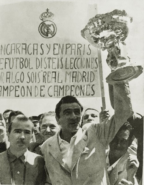 Miguel Muñoz con el trofeo de la Pequeña Copa del Mundo - Odio Eterno Al Fútbol Moderno  