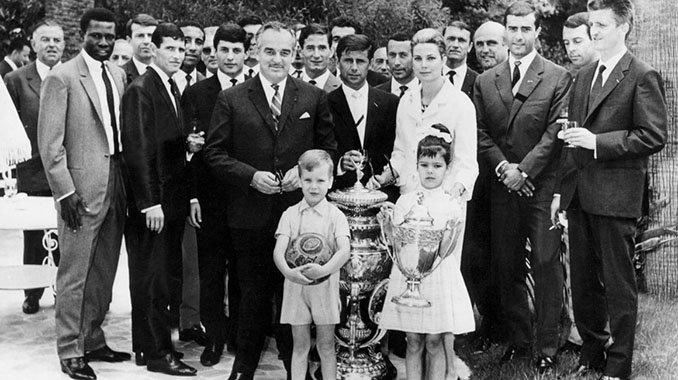 La familia real junto a la plantilla del AS Mónaco - Odio Eterno Al Fútbol Moderno