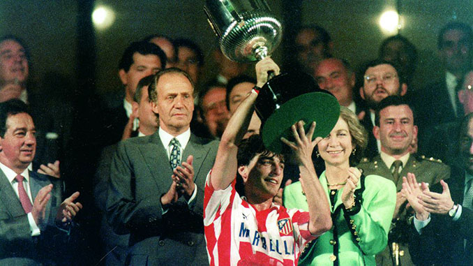 Futre levantando la Copa del Rey de 1992 en el palco del Santiago Bernabéu - Odio Eterno Al Fútbol Moderno 