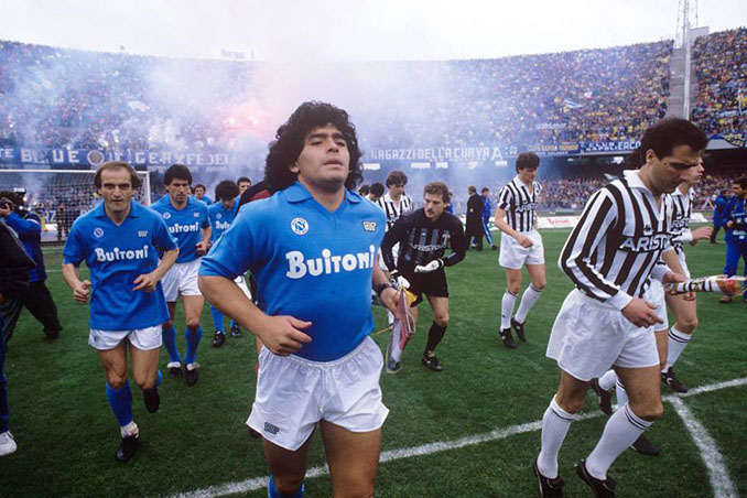 Maradona saltando al césped de San Paolo antes de un Napoli vs Juventus - Odio Eterno Al Fútbol Moderno