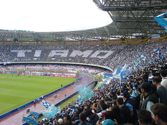 Aficionados en el Stadio San Paolo - Odio Eterno Al Fútbol Moderno