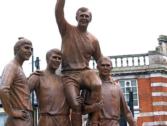 Champions Statue en homenaje a los campeones del mundo en 1966 - Odio Eterno Al Fútbol Moderno