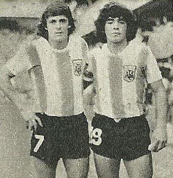 René Houseman y Maradona con la camiseta de Argentina - Odio Eterno Al Fútbol Moderno 