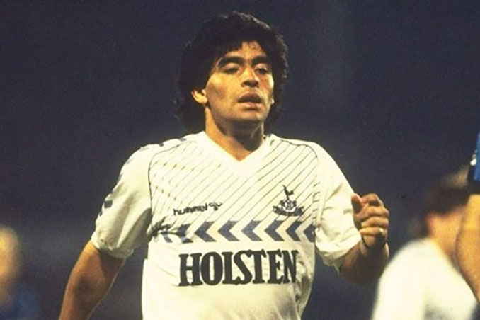 Maradona con la camiseta del Tottenham Hotspur - Odio Eterno Al Fútbol Moderno 