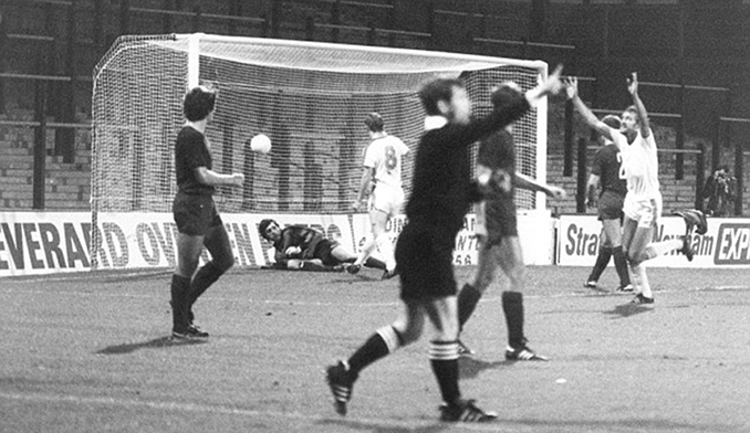 West Ham vs Castilla CF  de la Recopa 1980-1981 en un Boleyn Ground completamente vacío - Odio Eterno Al Fútbol Moderno 