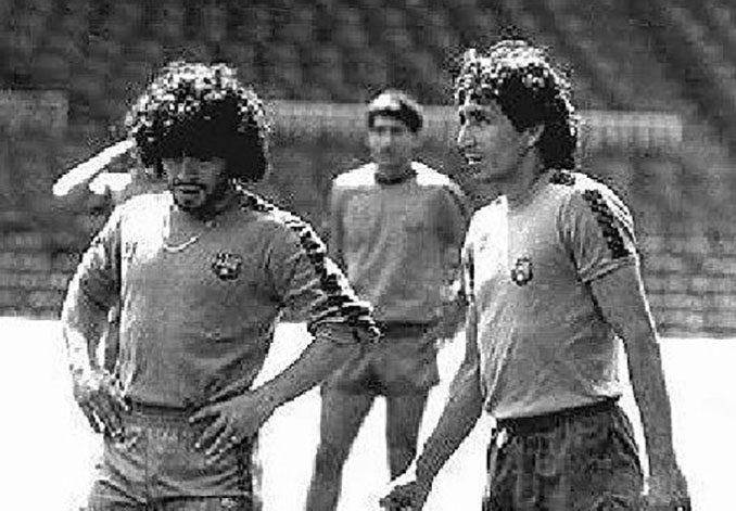 Maradona y "Mágico" González en un entrenamiento con el FC Barcelona - Odio Eterno Al Fútbol Moderno