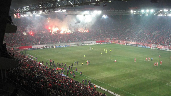 La afición del Estadio Georgios Karaiskakis es una de las más animosas del fútbol europeo - Odio Eterno Al Fútbol Moderno