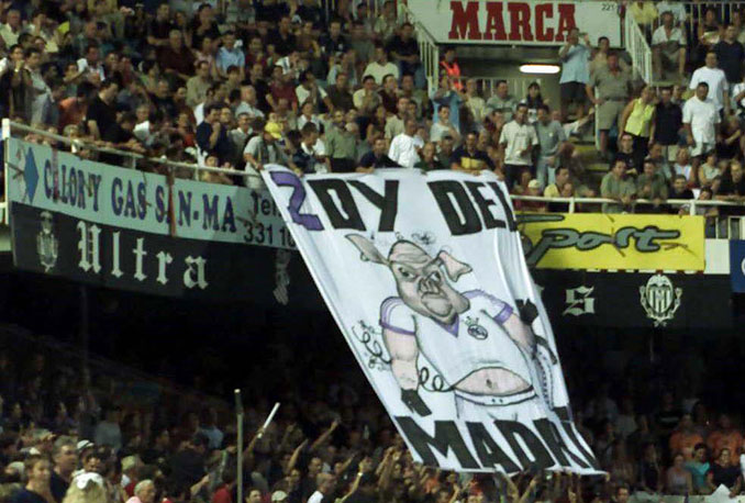Pancarta en Mestalla contra el Real Madrid - Odio Eterno Al Fútbol Moderno  