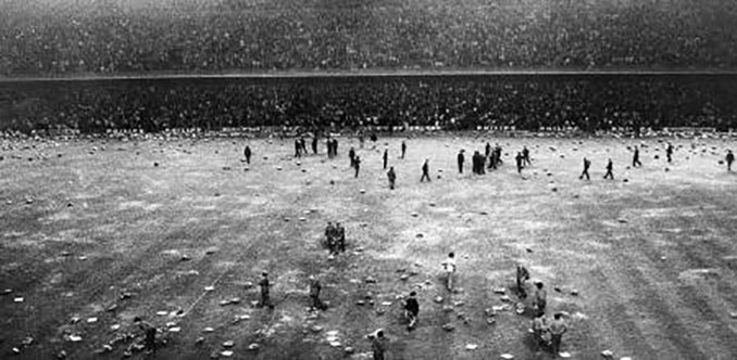 Lluvia de almohadillas en el Camp Nou tras "el penalti de Guruceta" - Odio Eterno Al Fútbol Moderno 