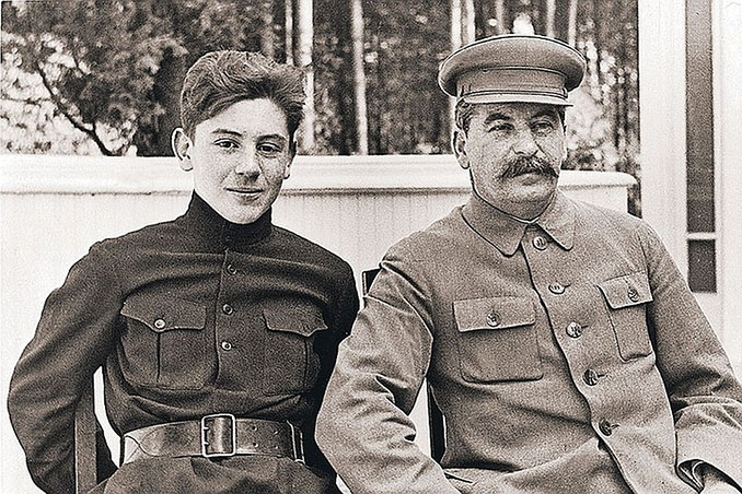 Vasili junto a su padre, Josif Stalin - Odio Eterno Al Fútbol Moderno 