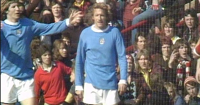 Denis Law con la camiseta del Manchester City tras marcar el gol que descendió al United - Odio Eterno Al Fútbol Moderno 