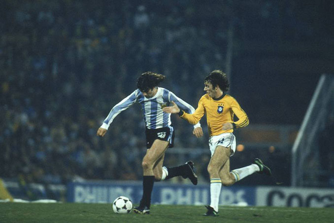 Kempes y Dirceu luchan por el balón en el Argentina vs Brasil de 1978 - Odio Eterno Al Fútbol Moderno 