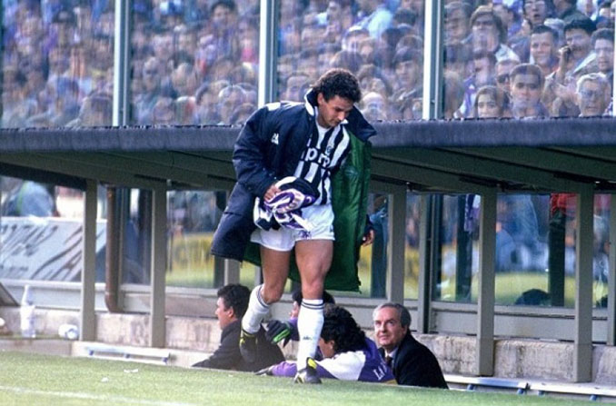 Roberto Baggio besó una bufanda de la Fiorentina tras su fichaje por la Juventus - Odio Eterno Al Fútbol Moderno 