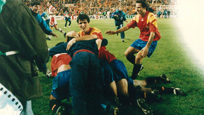 Futbolistas de España celebrando el gol a Dinamarca en 1993 - Odio Eterno Al Fútbol Moderno 