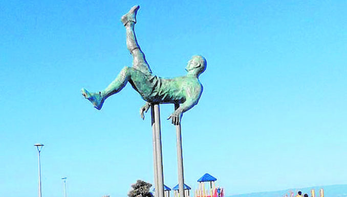Estatua en honor a Ramón Unzaga, el inventor de la chilena - Odio Eterno Al Fútbol Moderno 
