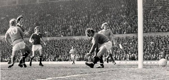 Gol de Denis Law en el Manchester United vs Manchester City de 1974 - Odio Eterno Al Fútbol Moderno 