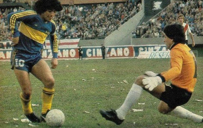 Maradona dejando "sentado" a Fillol durante el primer Superclásico que disputó - Odio Eterno Al Fútbol Moderno 