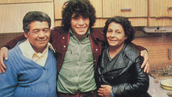 Maradona junto a sus padres, Chitoro y Doña Tota - Odio Eterno Al Fútbol Moderno 