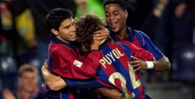 Kluivert y Saviola celebrando el primer gol de Puyol con el FC Barcelona - Odio Eterno Al Fútbol Moderno 