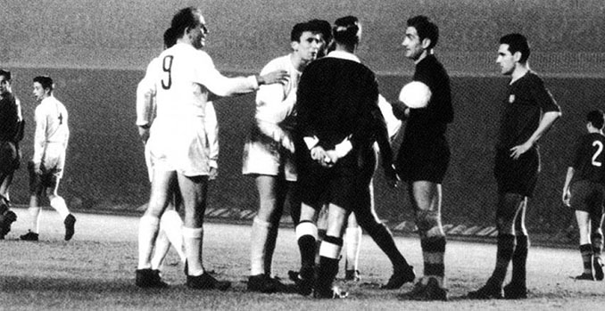 Jugadores del Real Madrid reclaman al árbitro durante la eliminatoria europea contra el Barça en 1960 - Odio Eterno Al Fútbol Moderno 