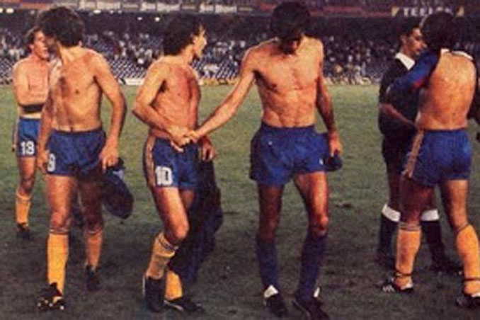 Futbolistas saludándose tras el FC Barcelona vs Boca Juniors de 1984 - Odio Eterno Al Fútbol Moderno 